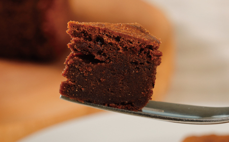 R5-035．グルテンフリー！山間米の米粉とおいしいチョコで仕上げたしっとり濃厚なガトーショコラ