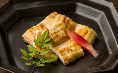 うなぎの白焼き（大）2本　タレ付き 山椒付き