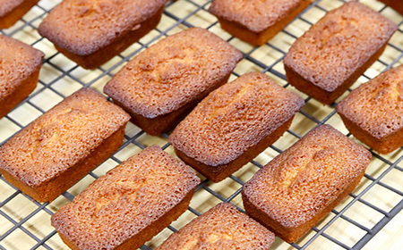 土佐ジロー卵の米粉フィナンシェ（５個）と土佐ジロー黄色プリン（５個）