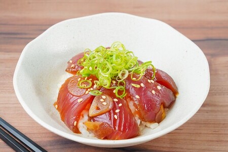 かつおとまぐろの漬け丼 2パック × 2セット 計4パック ( 特製タレ 付き ) 冷凍