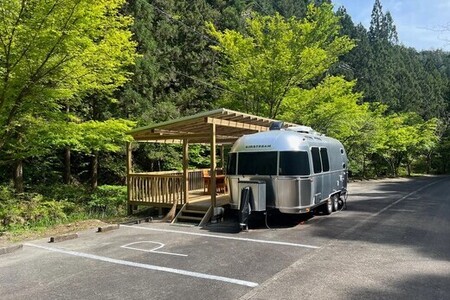 【 大自然で深呼吸 】 四万十源流の里 3名用 エアストリーム 1棟貸し 宿泊券 高知 四万十 源流 宿泊 観光 自然 チケット 旅行券