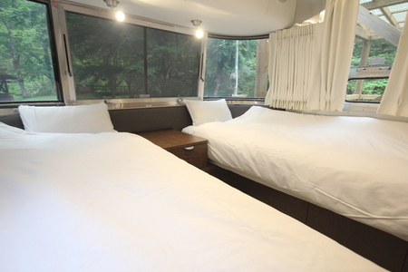 【 大自然で深呼吸 】 四万十源流の里 3名用 エアストリーム 1棟貸し 宿泊券 高知 四万十 源流 宿泊 観光 自然 チケット 旅行券