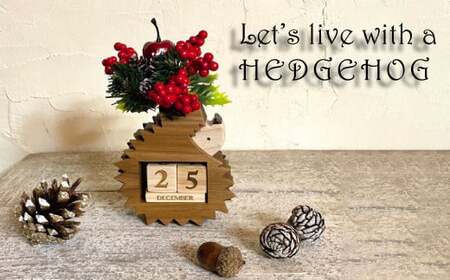 【ふるさと納税】＜ハリネズミ カレンダー 置き型 万年 一輪挿し 花瓶 試験管付き デコレーション付 限定 永年カレンダー キューブカレンダー クリスマススペシャル＞木工品 コンパクト uｍ 木工房ゆうむ 飾り 装飾 オブジェ 雑貨 玄関 オーナメント ディスプレイ グッズ