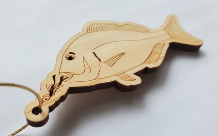 【マダイ・ゴールド】11種から選べる ヒノキ薫る 魚のウッドキーホルダー