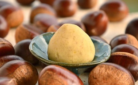 栗好きにはたまらない！渋皮煮を丸ごと包んだ「栗つつみ」4個　Qdr-Z198 ／ 添加物不使用 栗きんとん しまんと地栗 国産栗 和栗 栗スイーツ 渋皮煮 栗つつみ 贈りもの 手土産 ギフト お取り寄せ 高知 四万十 四万十ドラマ 御祝 和菓子 熨斗 御年賀 お歳暮