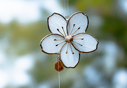 ステンドグラス 月光桜 モチーフ サンキャッチャー 手作り インテリア雑貨  ハンドメイド 雑貨 クリスタルガラス 癒し グッズ 室内飾り リラックス ギフト プレゼント 新生活 贈り物 お祝い 室内装飾 オフィス飾り おしゃれ インテリア小物