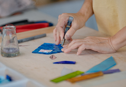 ステンドグラス 月光桜 モチーフ サンキャッチャー 手作り インテリア雑貨  ハンドメイド 雑貨 クリスタルガラス 癒し グッズ 室内飾り リラックス ギフト プレゼント 新生活 贈り物 お祝い 室内装飾 オフィス飾り おしゃれ インテリア小物