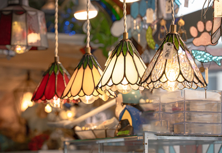 ステンドグラス 月光桜 モチーフ サンキャッチャー 手作り インテリア雑貨  ハンドメイド 雑貨 クリスタルガラス 癒し グッズ 室内飾り リラックス ギフト プレゼント 新生活 贈り物 お祝い 室内装飾 オフィス飾り おしゃれ インテリア小物