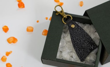 フィッシュレザー フィレ型キーホルダー【マグロ】Black