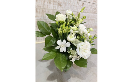 1960年創業 老舗花屋の御供生花アレンジメント（白×グリーン系定番デザイン）