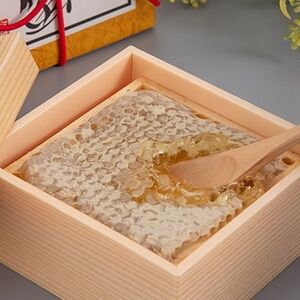 国産巣蜜(コムハニー)_はちみつ ハチミツ 蜂蜜 蜜 ハニー 巣蜜 巣みつ コムハニー 国産 国産蜂蜜 天然 濃厚 スイーツ デザート トースト ホットケーキ ヨーグルト フルーツ 調味料 産地直送 養蜂 贈答 ギフト プレゼント_【1325249】