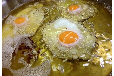 テトラエッグ特選卵『バボルナの宝石』（30個/月）【6カ月定期便】卵 雛 鶏舎 津原見田山の森【E7-004】