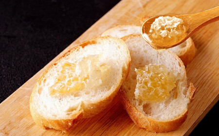 はちみつ 「極（キワミ)巣みつ」 蜜蜂が巣に貯蔵したままの蜂蜜です 310g 巣蜜 蜂蜜 ハチミツ コムハニー 国産 デザート 数量限定 ビタミン ミネラル ギフト 贈答品 プレゼント 箱入り 001-034