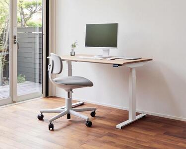 【幅160cm】【オーク】【配線トレー付】【シェルフ付】電動昇降デスク 無垢材 パソコンデスク WAAKstandingPro