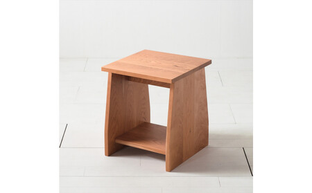 座面の下にモノが置けるシェルフスツール チェリー無垢材 ベンチの他に花台やステップ、ベッドサイドテーブルとしても使えます