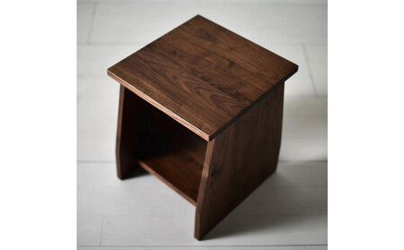 座面の下にモノが置けるシェルフスツール ウォールナット無垢材 ベンチの他に花台やステップ、ベッドサイドテーブルとしても使えます