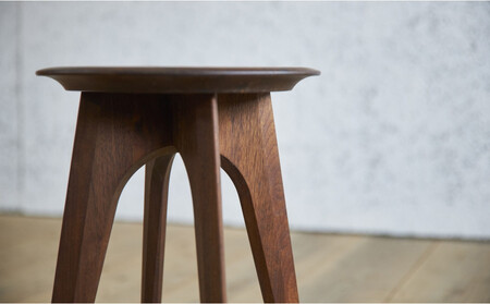 タップルート　無垢材のスツール　ウォールナット