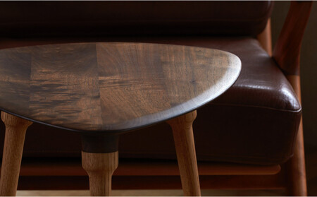 タップルート　無垢材のサイドテーブル　 ウォールナット