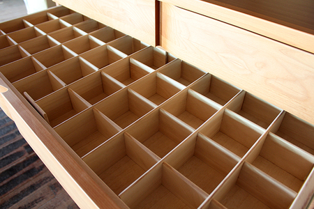 取っ手が変わったアルダー材105-7段ハイチェスト ハート(ブラウン)