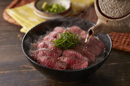 DF-004_<厳選肉専門店 ふじ匠> 博多和牛の牛まぶし