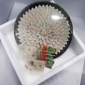 【4回定期便】とらふぐ刺身　菊盛り一尺大皿　ふぐ皮湯引き付4人前【001-0403】