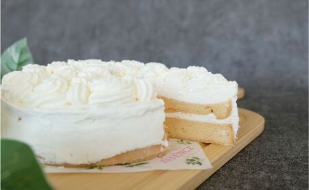 【低糖質】手作り　シンプルデコレーション大豆粉ケーキ 