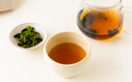 P620-03 アグリファームさいとう 天然黒砂糖 (粉タイプ)と自家栽培焙煎くろまめ茶のセット