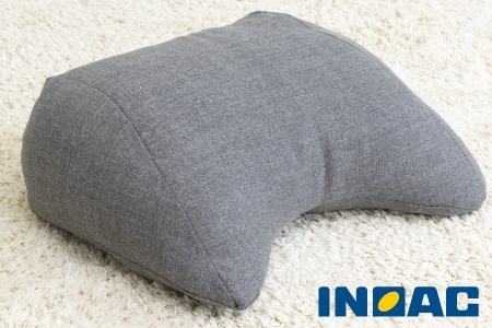 【14日営業日以内発送】九州イノアック フレキシブルに使えるクッション『フレック』(クラウディグレー) クッション 自由自在 多用途 ウレタン 枕 アームクッション 足枕 九州 福岡県 うきは市