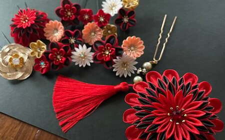 M553 【つまみ細工の髪飾り 唐紅】つまみ細工 髪飾り 絹100％ 成人式 七五三 結婚式 花 水引 絹 寿 唐紅 花 Uピン式 ヘアアクセサリー フラワー レッド 振袖向け 卒業式 和装 着物 アレンジ自在