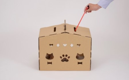 ダンボール ねこハウス ペット用品 猫の顔 肉球の形 覗き窓 かわいい 爪とぎ付き ストレスケア デコレーション 耐久性 安定性 簡単 組立 解体 