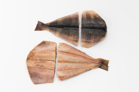 ZH150.特大ホッケ開き干し2枚(約900g)1/2カット