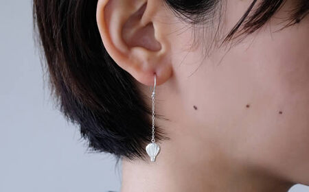 ぷかぷか浮かぶ気球と雲が可愛いシルバーフックピアス：B305-007