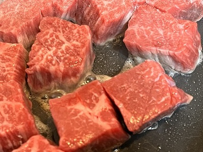 佐賀牛（A5ランクプレミアム）不揃いサイコロステーキ 500g：B220-044