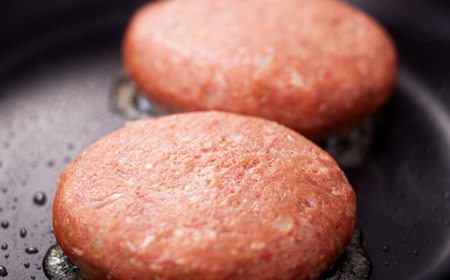 牛100％九州産黒毛和牛入り生ハンバーグ：B165-004