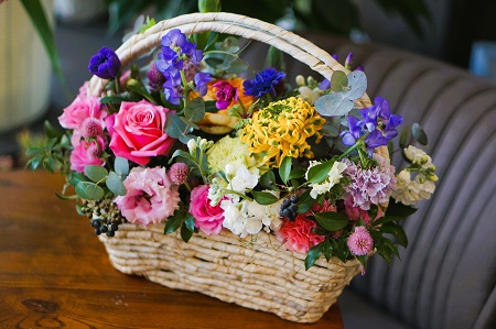 季節の生花のフラワーアレンジメント：B270-001