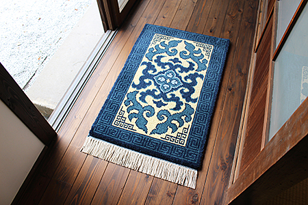 鍋島緞通【手織り】60×90cm 蔓花菱に雷文：C711-004