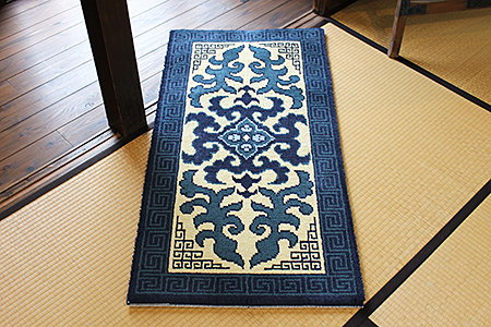 鍋島緞通【手織り】60×120cm 蔓花菱に雷文：C862-002