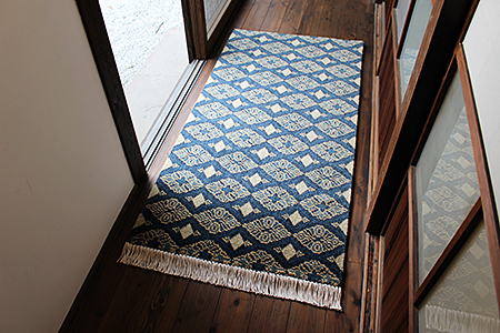 鍋島緞通【手織り】80×160cm 波流花:D172-001