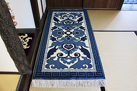 鍋島緞通蟹牡丹（95×191cm)