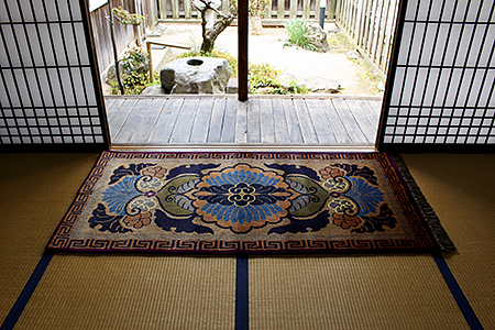 鍋島緞通【手織り】95×191cm 鍋島大牡丹縁二重雷文びわ茶:D253-020