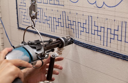 鍋島緞通 [手刺繍] 唐草花文縁二重雷文 淡灰地：C510-009