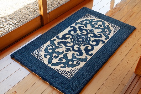 鍋島緞通 [手刺繍] 花菱龍唐草縁まんじ文 玉子地：C510-010