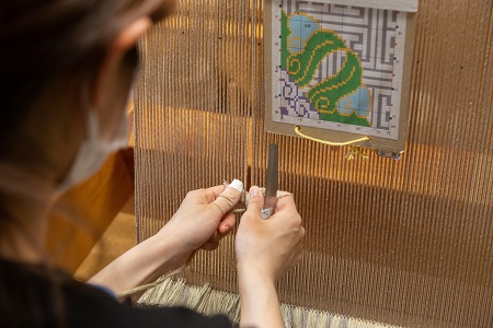 鍋島緞通[手織] 蟹牡丹縁二重雷文 灰地：C812-001