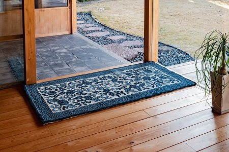 鍋島緞通[手刺繍]鍋島蔓牡丹縁まんじ文/淡々墨茶地：D127-001