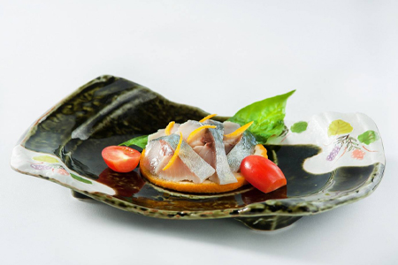 唐津Qサバ甘夏オイル漬 ミシュランガイドにも掲載されたことのあるホテルが提供 脂ののった活き鯖を使用 甘夏の果汁が爽やかなしめ鯖
