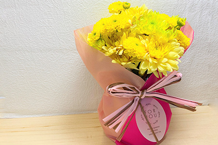 贈り物に そのまま飾れるスタンドマムブーケ pop yellow(イエロー系) 水替え不要 生花 お花 お祝 記念日 プレゼント「2023年 令和5年」