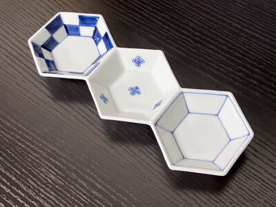 伊万里焼 市線花（青・赤）亀甲三品盛 165-H1067