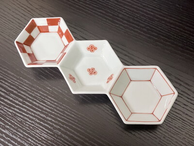 伊万里焼 市線花（青・赤）亀甲三品盛 165-H1067