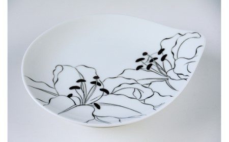 【伊万里焼】線描きカサブランカ・バラ変形皿(色・柄選択、どちらか1枚をお届け) 135-H739