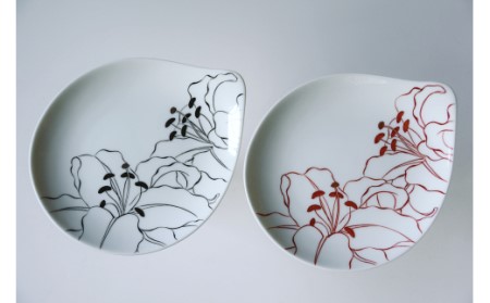 【伊万里焼】線描きカサブランカ・バラ変形皿(色・柄選択、どちらか1枚をお届け) 135-H739